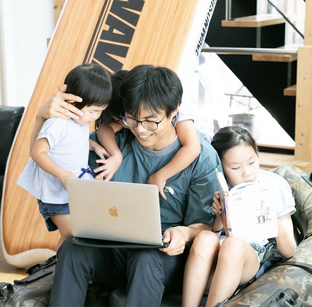 子どもたちとパソコンに向かう北村政記